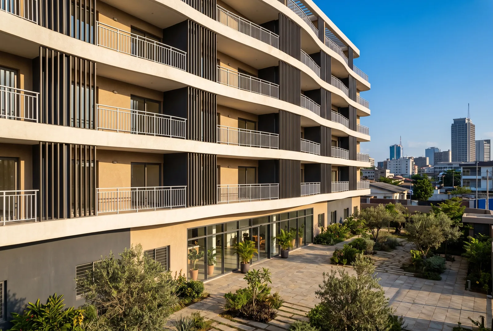 Immeuble résidentiel contemporain achevé à Abidjan, balcons filants et brise-soleil verticaux